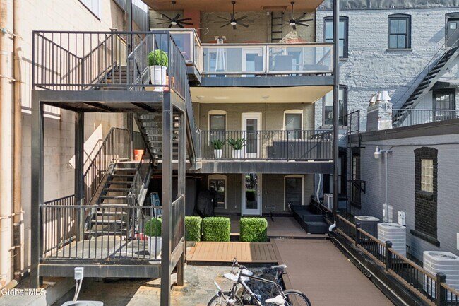 Photo - 425 Broadway Unit 3