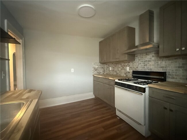 Photo - 1042 Monroe Ave