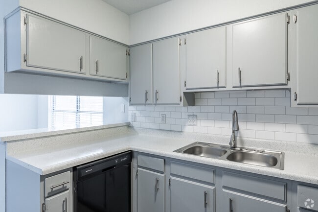 1BR, 1BA - 829 SF