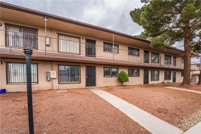 Building Photo - 585 S Royal Crest Cir Unit 16