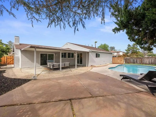 Photo - 2426 Regent Rd