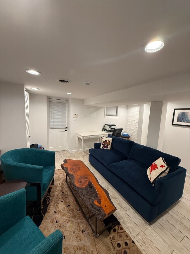 Sala de estar del apartamento en el sótano - 2651 15th St NW