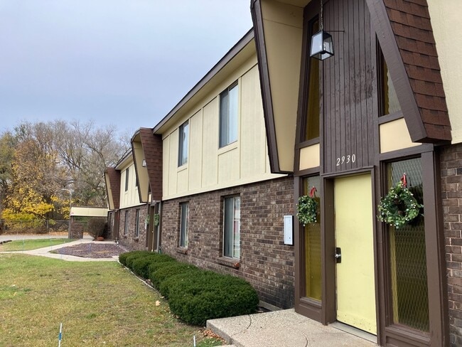 Building Photo - 2910 Gardentown Dr SW Unit 9 Rental