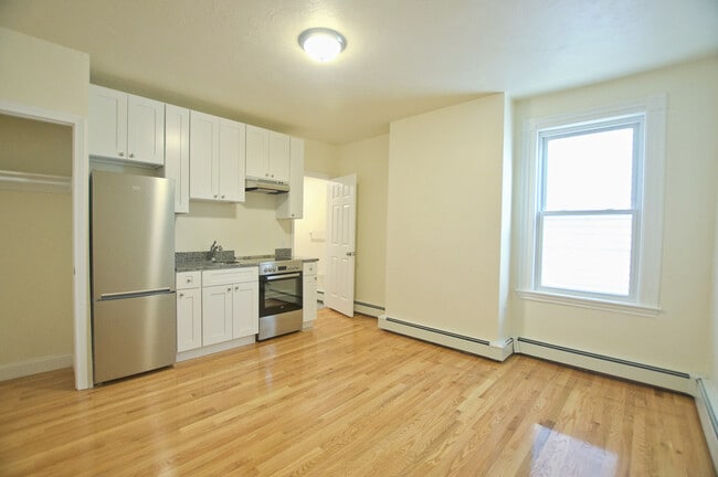 Building Photo - 186 Kelton St Rental