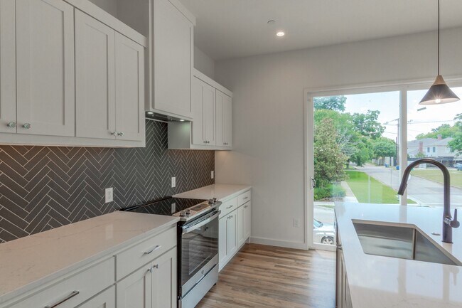 Photo - 3 Bedroom Townhome in Lakewood Walkable to Your Favorites!