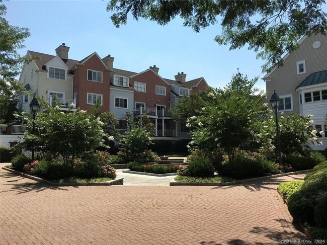 Building Photo - 51 Forest Ave Unit APT 135