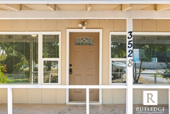 Building Photo - NEWLY REMODELED 3 bedroom home in Medford!