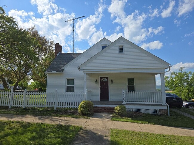 Building Photo - 3BR Home with Large Yard & Extra Storage