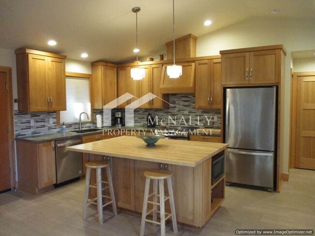 Photo - Fully Furnished 1 Bedroom Apartment in Gig...