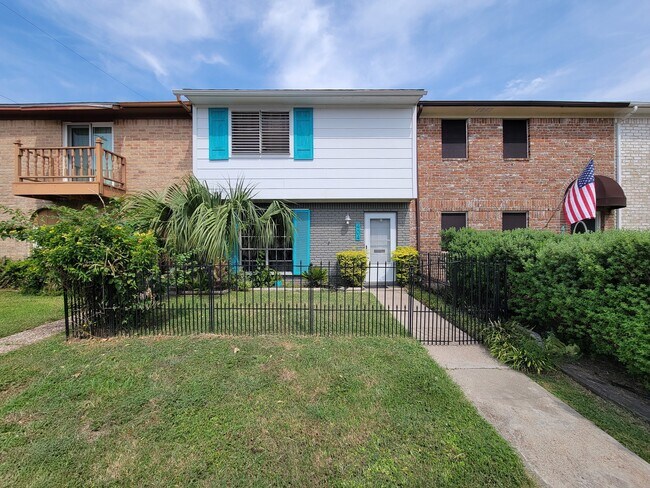 Building Photo - 404 1st St Rental