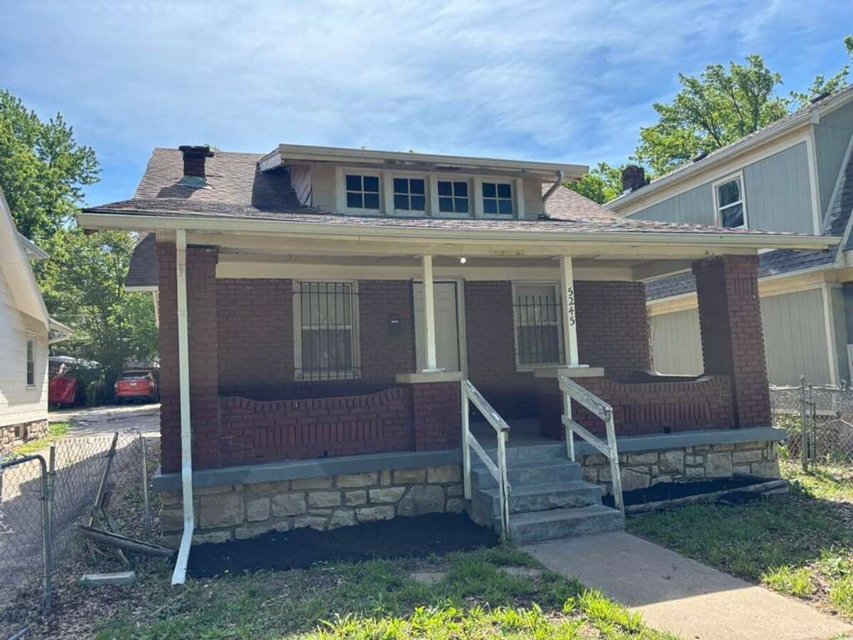 Charming 3BR with Butler’s Pantry, Hardwood Floors & Tons of Natural Light - Charming 3BR with Butler’s Pantry, Hardwood Floors & Tons of Natural Light