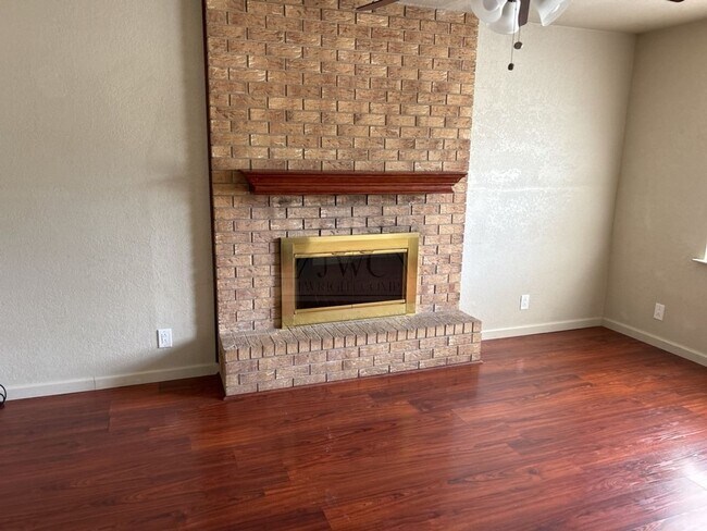 Photo - 307 Currie Ave