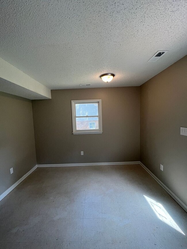 Photo - 112 Colonial Cir