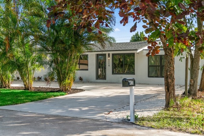 Building Photo - 4114 SW 49th Ct