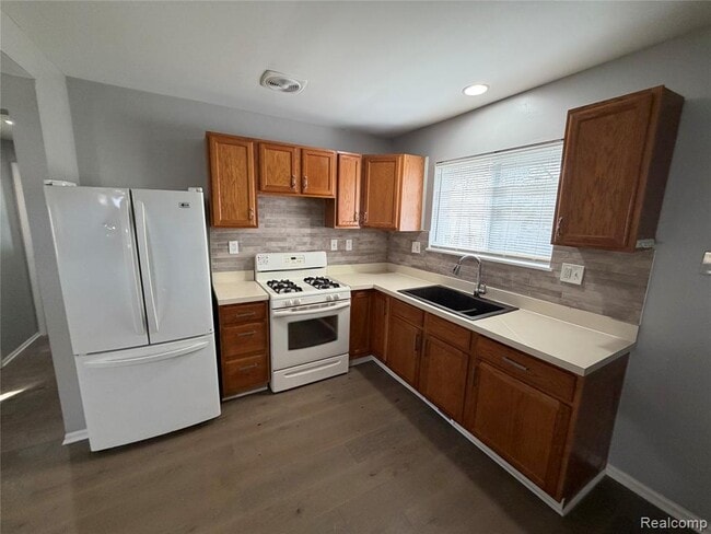 Photo - 19445 Inkster Rd