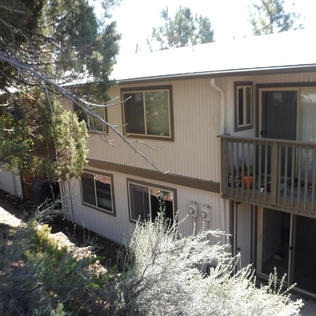 Building Photo - Conveniently Located 2 Bed/1 Bath Unit D Rental