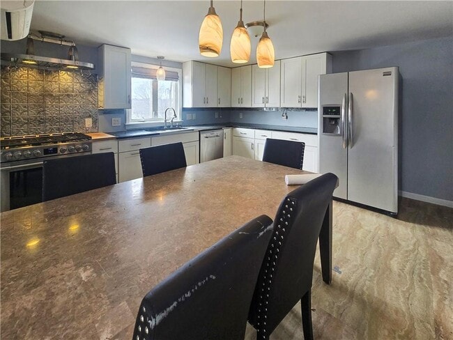 Building Photo - 930 Elm St Unit 1