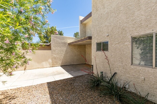 Photo - 2 Bedroom Townhome with 2 car attached garage in Henderson