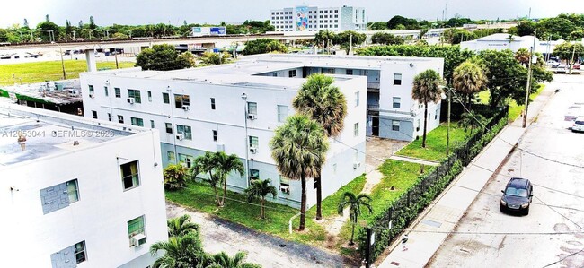 Building Photo - 5300 NW 26th Ave Unit 21