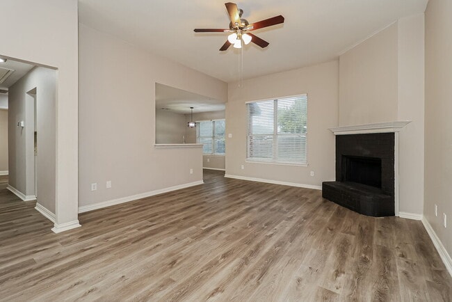 Photo - 113 Oak Hollow Ln