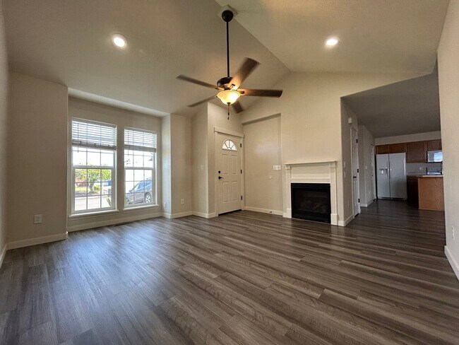 938-940 Boardwalk Ave. NE