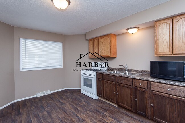 Building Photo - Remodeled 2 Bedroom Main Level Apartment Unit 1