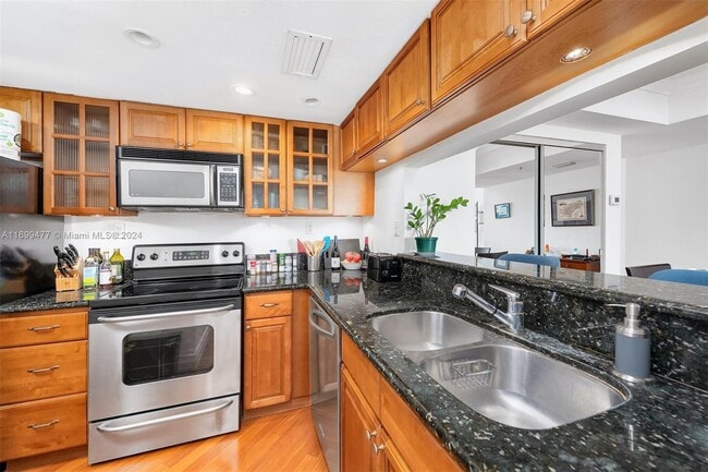 Photo - 650 West Ave