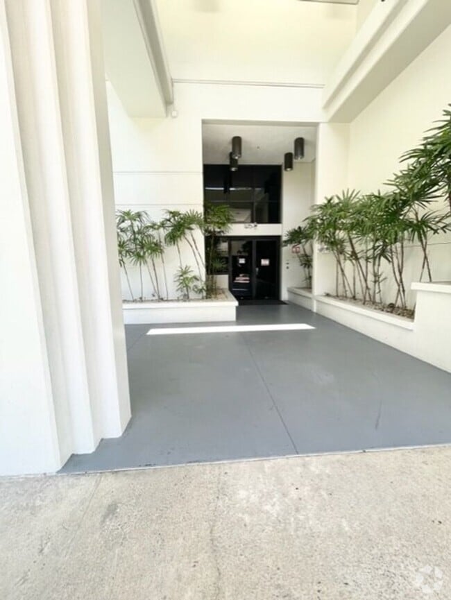 Building Photo - Rarely available corner end 2 bed 2 bath u... Rental