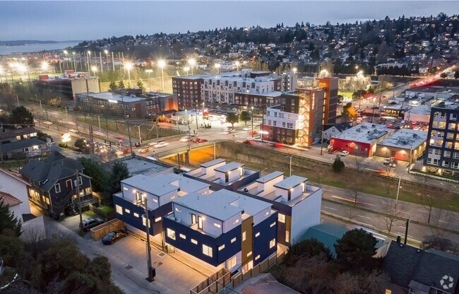 Building Photo - Luxury 3-Bed Interbay Townhome