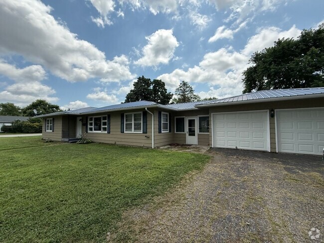 Building Photo - 3 Bedroom 1.5 Bath House