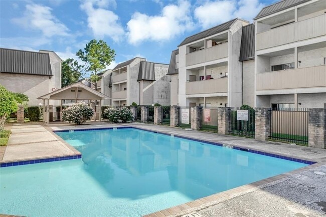 Building Photo - Two Bedroom Condo Near Med Center!