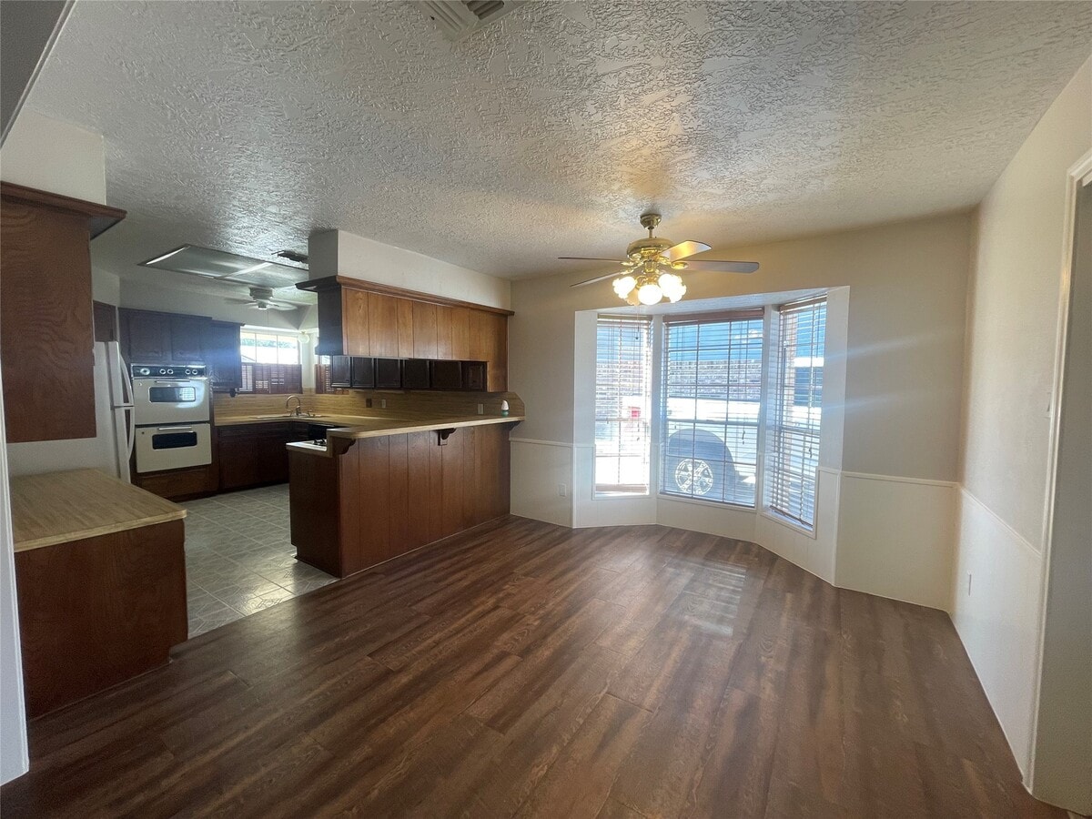 Photo - 302 Yorkshire Ct