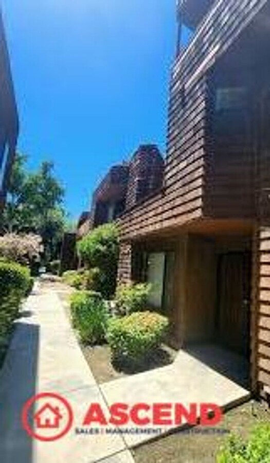 Charming Townhouse in the Stockdale Area - Charming Townhouse in the Stockdale Area