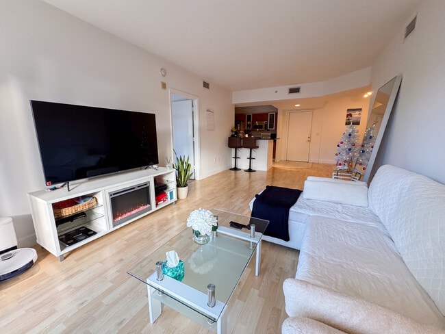 Photo - 18800 NE 29th Ave Unidad 324