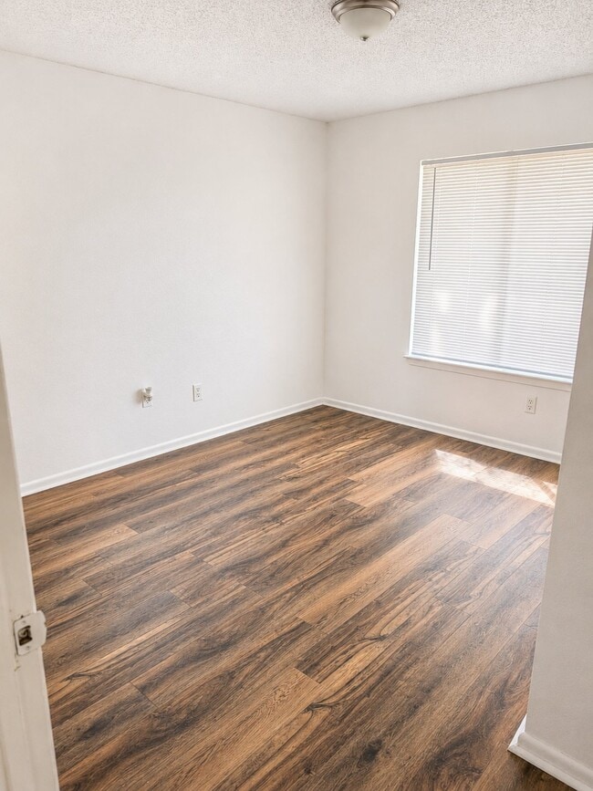 Photo - 2303 De Lee St