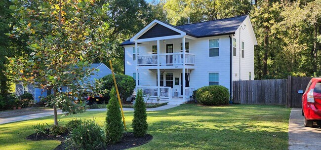 Photo - 381 Eleanor St SE