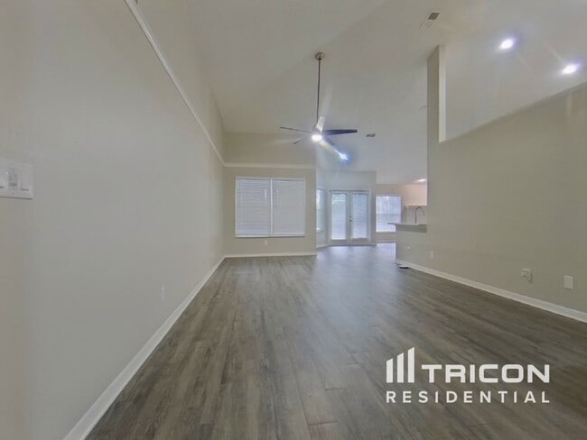 Photo - 906 Woodcraft Dr