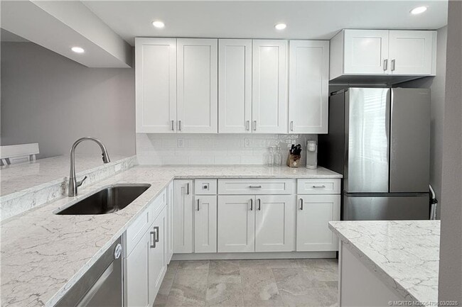 Photo - 1950 SW Palm City Rd Unidad 14-305