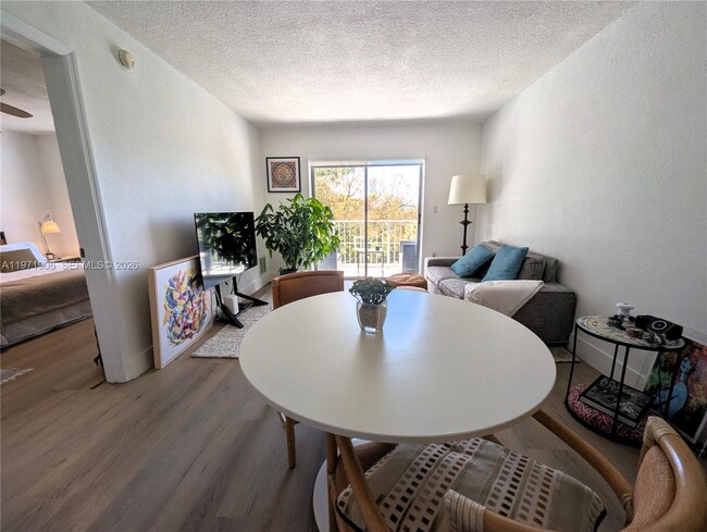 Photo - 445 SW 11th St Unidad 408