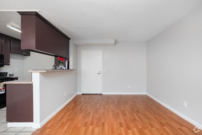1BR, 1BA - 520SF - Living Room