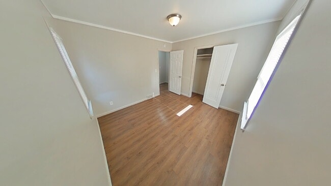 Photo - 8059 Prospect Ave Apartamento