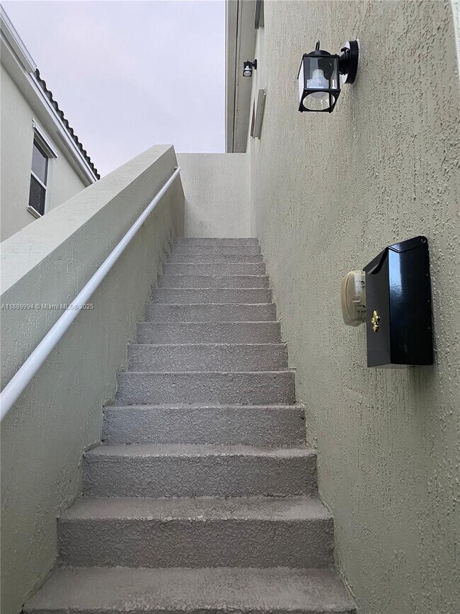 Photo - 17077 SW 93rd St Unidad Rear