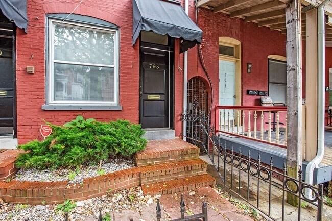 Building Photo - Cool Springs townhome featuring 2 Bedrooms... Unit 708 N Van Buren St,  1