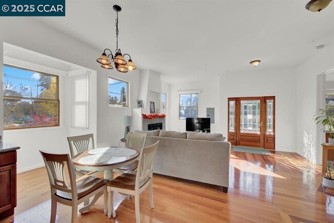 Photo - 2004 Main St