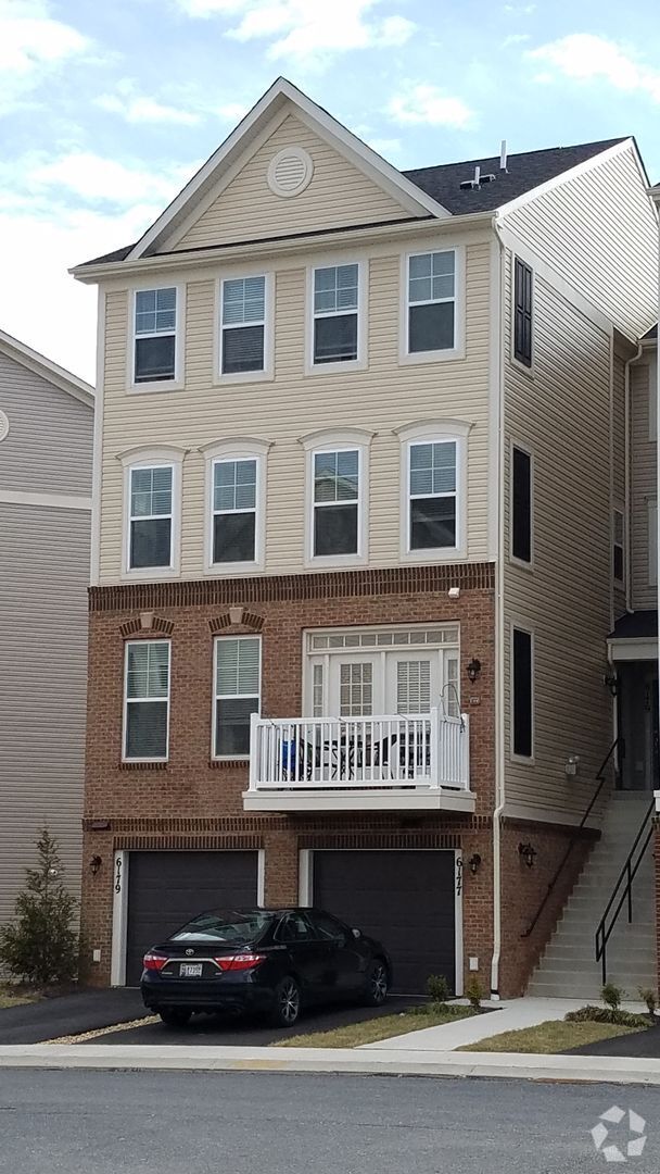 Building Photo - Beautiful townhouse in Jefferson Place Com...