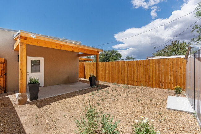Building Photo - 1709 Espinacitas St