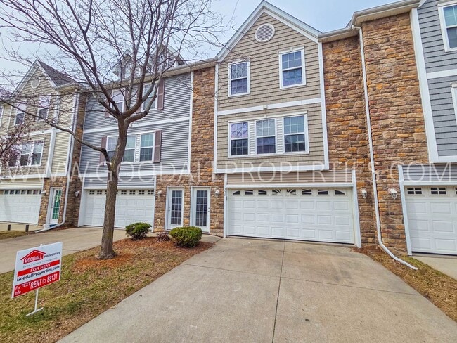 Building Photo - Bright & Spacious Waukee Townhome Near Dining, Shopping & Entertainment