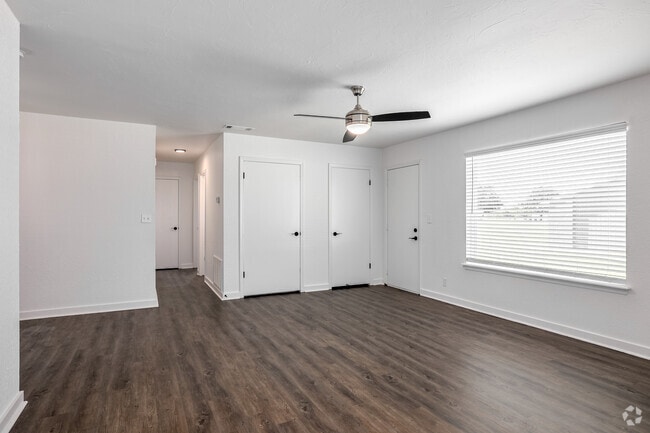 2BD, 2BA - 1000SF Duplex - Living Room