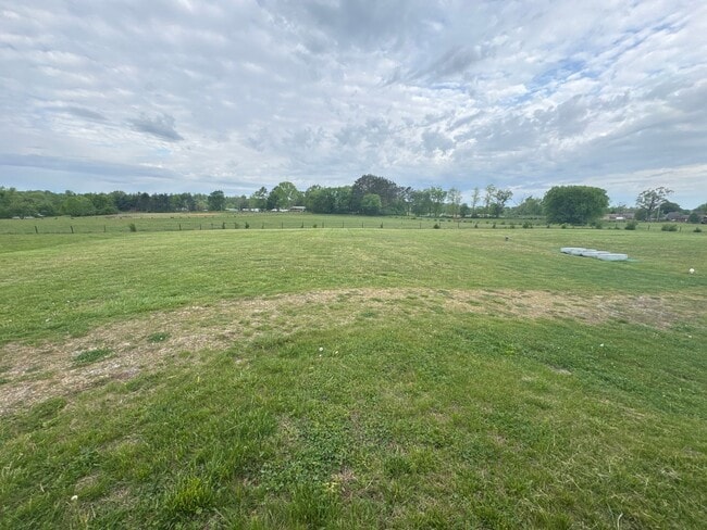 Photo - Spacious 3 Bed / 2 Bath Duplex in Lebanon – Comfortable Living with Convenient Location