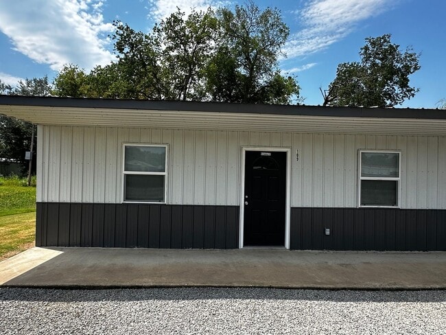 Building Photo - 3 BED 1BATH- BRAGGS, OK Unit DISHMAN-109 Rental